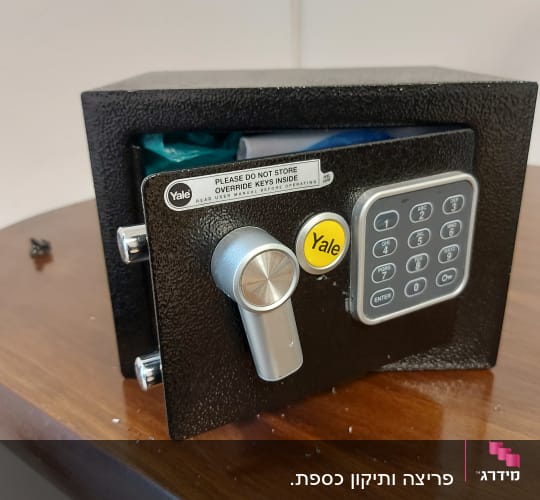 כספת עם לוח מקשים ומנעול ידית